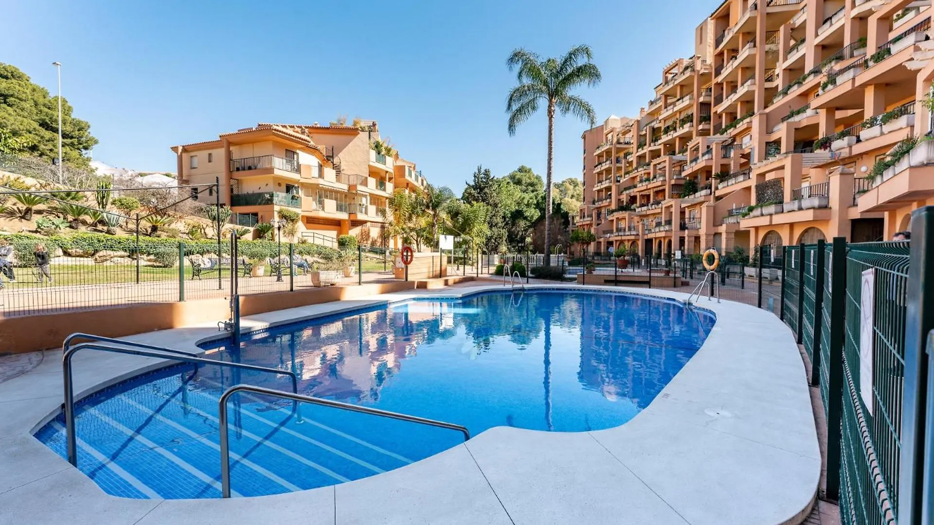 Apartment Mountain Views, Pool & Rooftop, Cozy 2Br For 6 Fuengirola